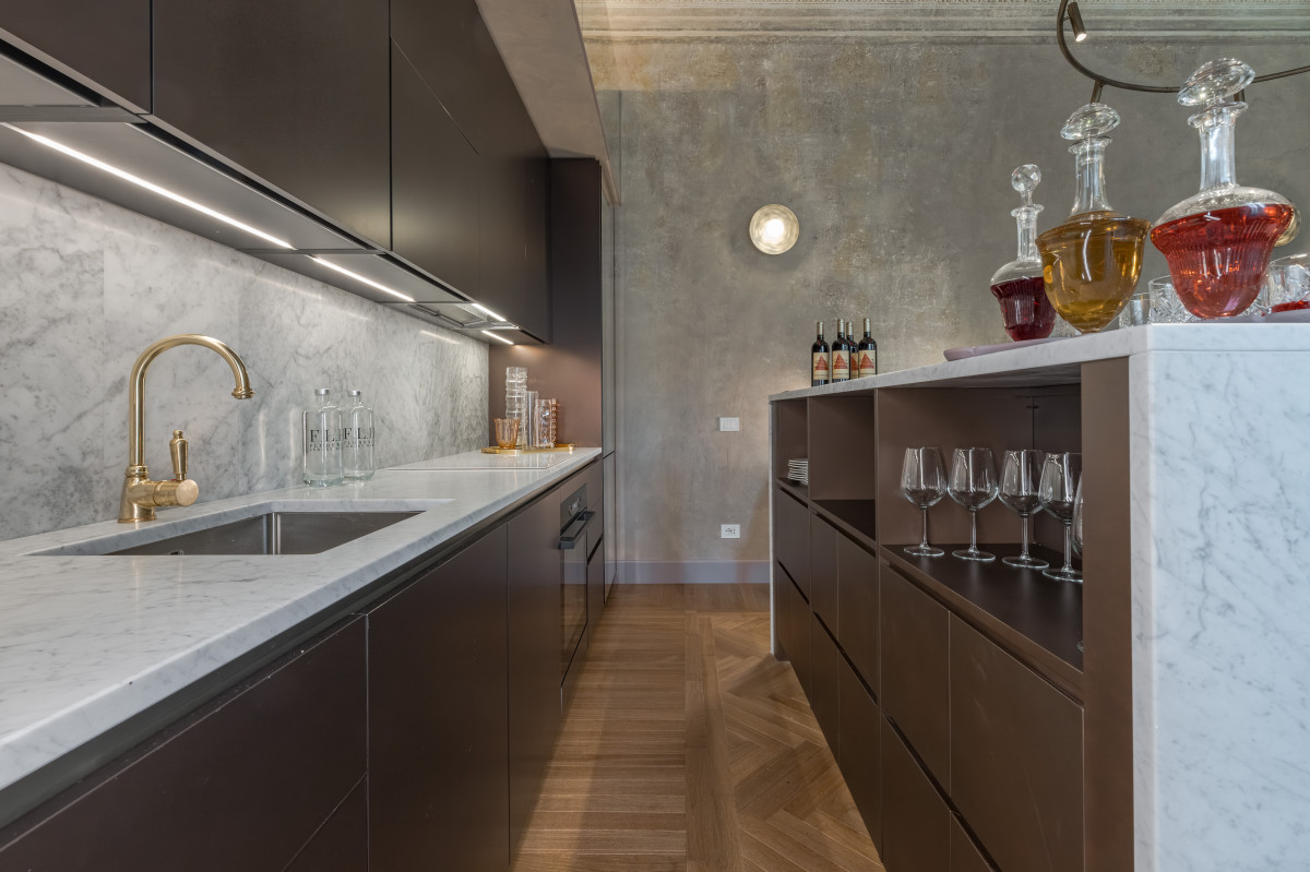 Marble kitchen countertop in Florence luxury apartment