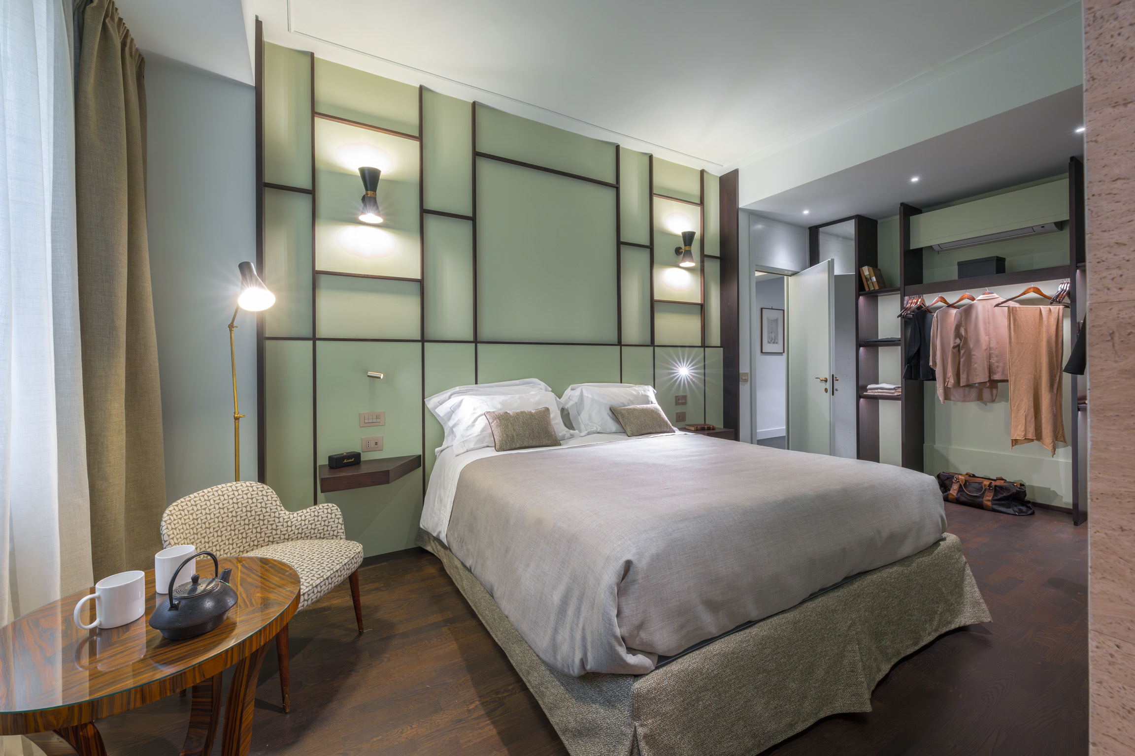 Luxury bedroom suite with modern design in Ponte Vecchio Panorama apartment Florence