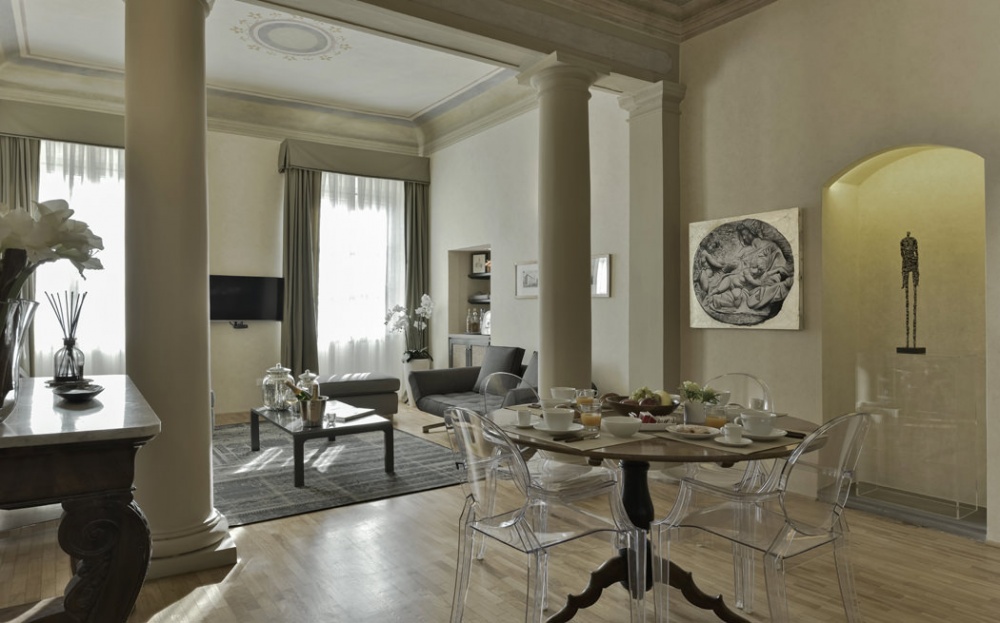 luxury living room apartment in Florence Piazza Pitti