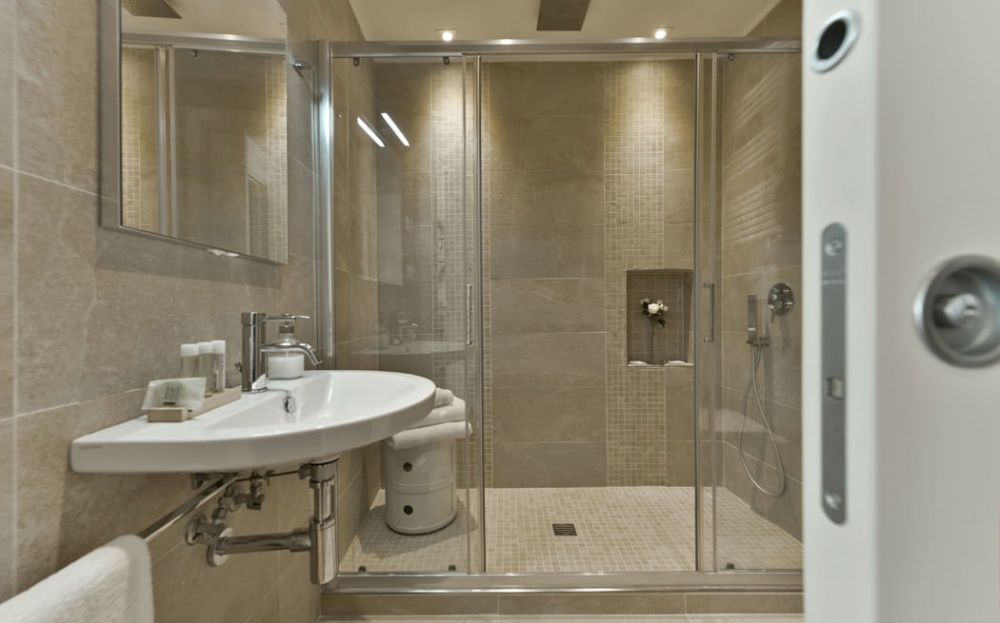 modern bathroom with shower in Florence apartment