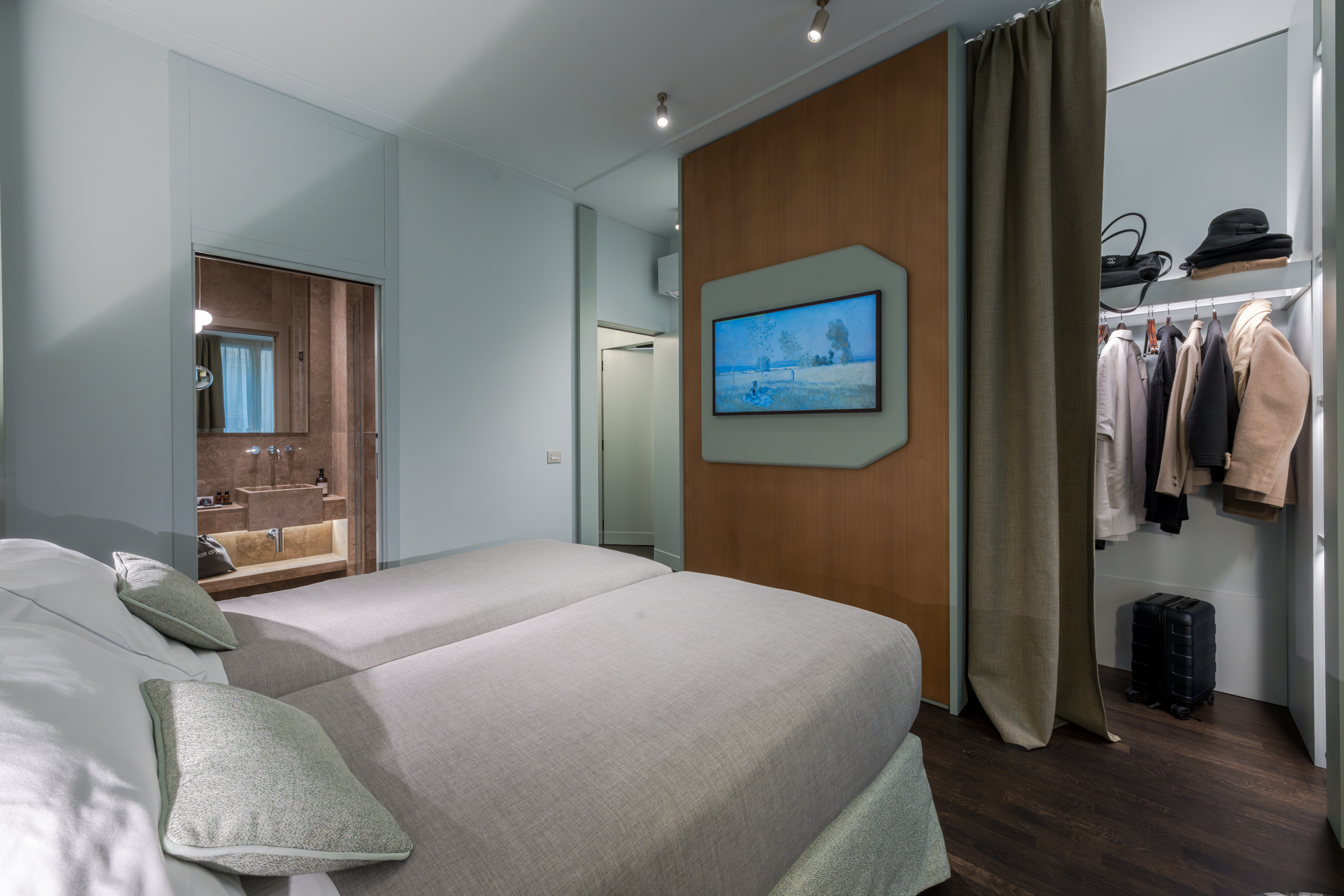 Modern bedroom with en suite bathroom in Ponte Vecchio Panorama apartment Florence