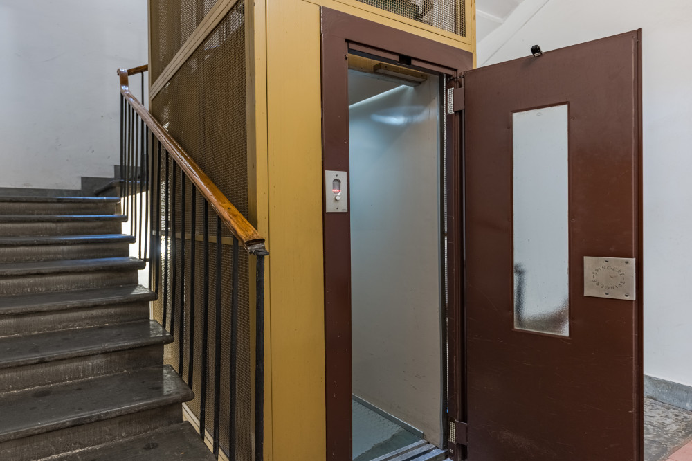 Building entrance of Oltrarno VM48 apartment in Florence