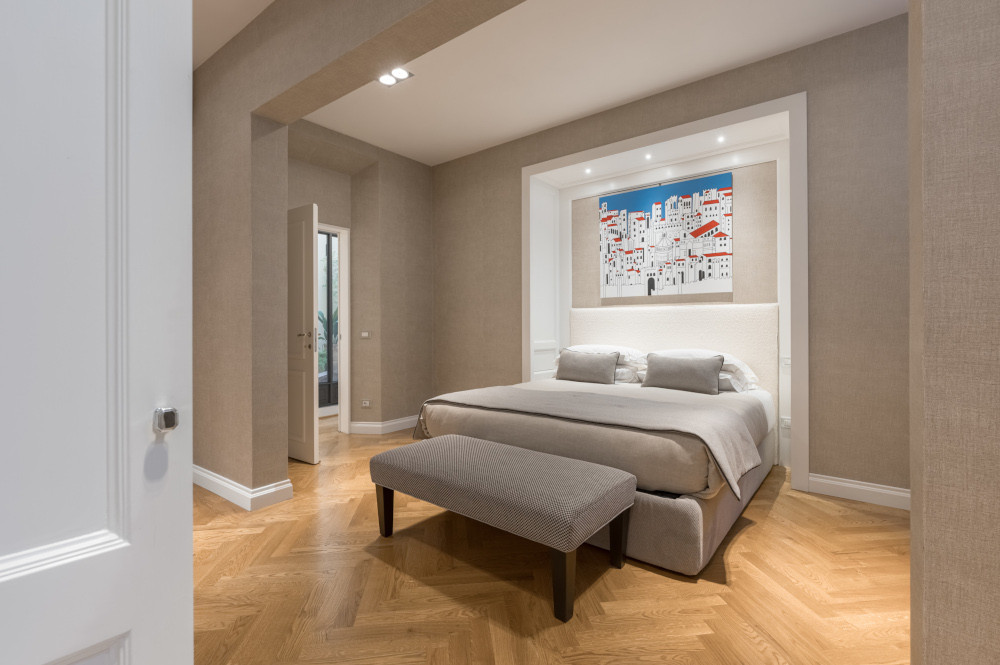 The spacious master bedroom with double bed and private bathroom of the Oltrarno VM48 apartment