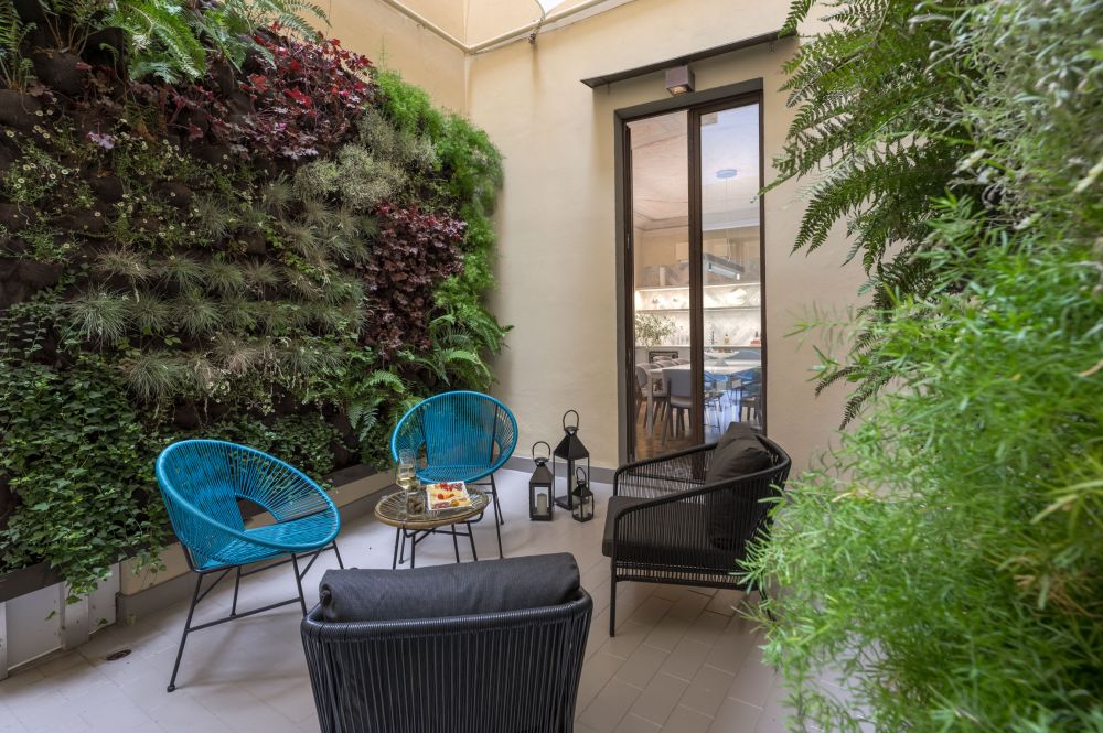 Cool internal courtyard with garden of the Palazzo Tintori Garden apartment