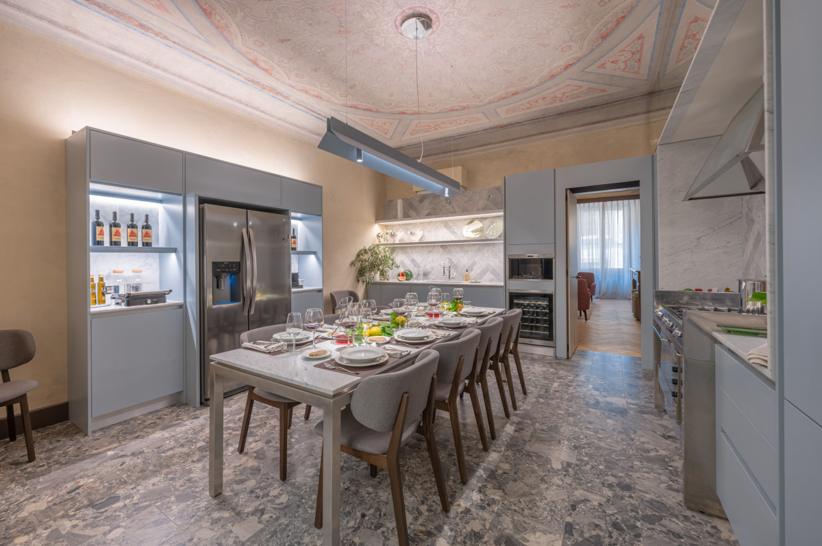 Kitchen and dining area in Palazzo Tintori apartment in Florence