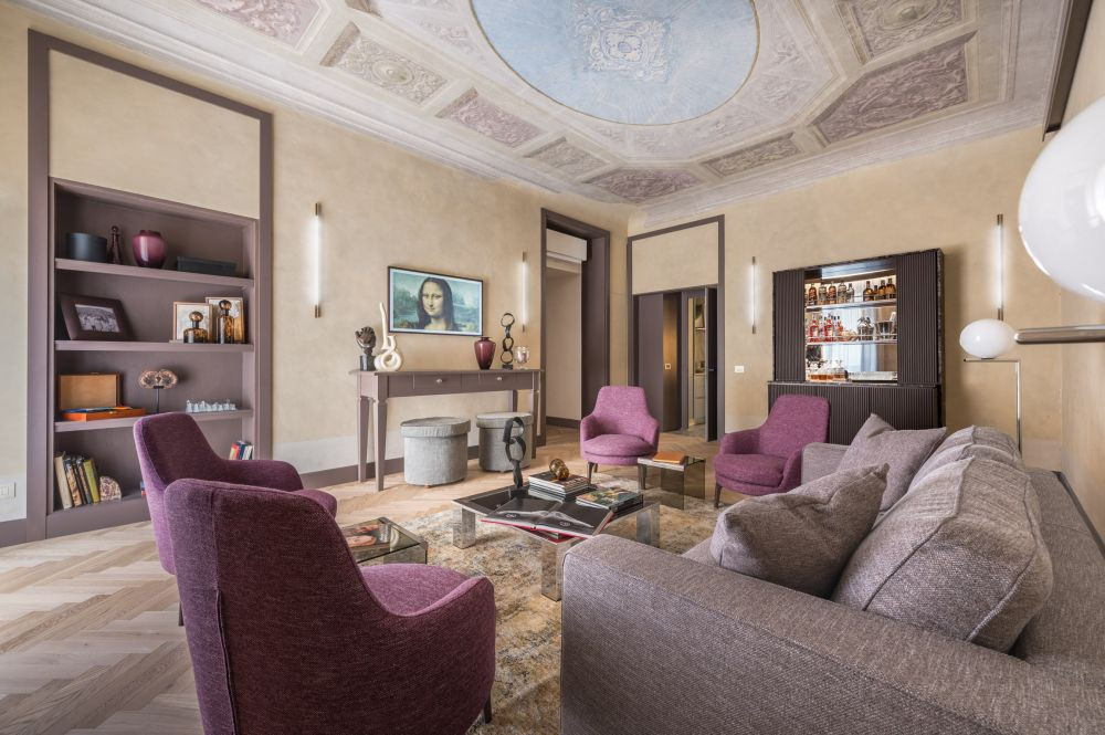 Living room with frescoed ceiling in Palazzo Tintori apartment in Florence