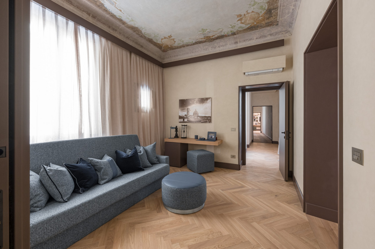 Living area with sofa in Palazzo Tintori apartment
