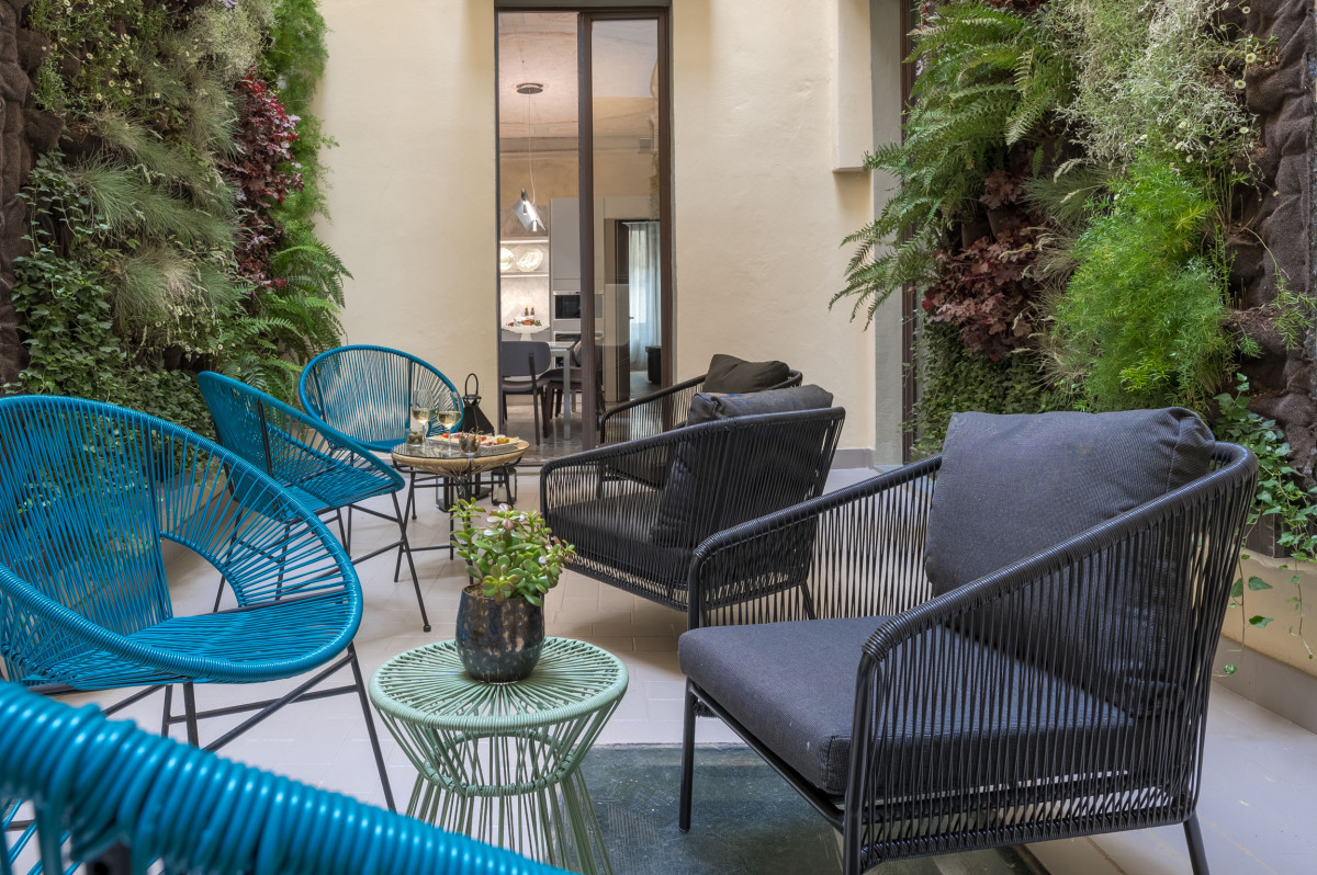 Private patio in Palazzo Tintori apartment in Florence