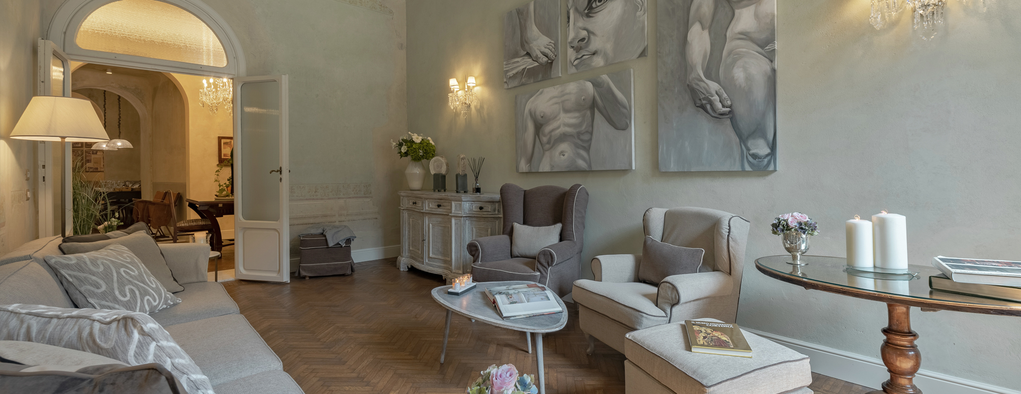 Elegante living area of the Pitti Historical Home apartment
