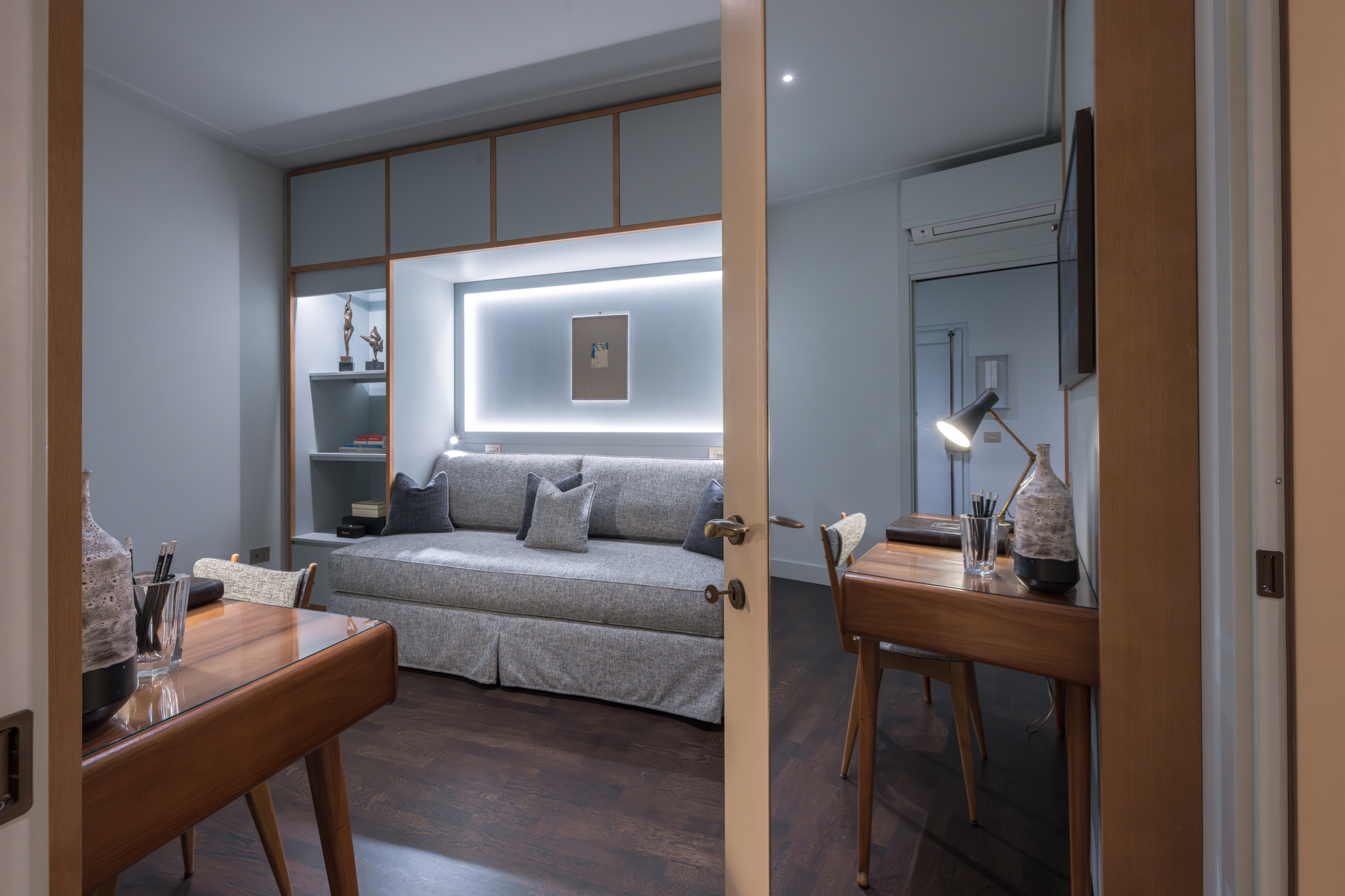 Cozy living and study area in Ponte Vecchio Panorama apartment Florence