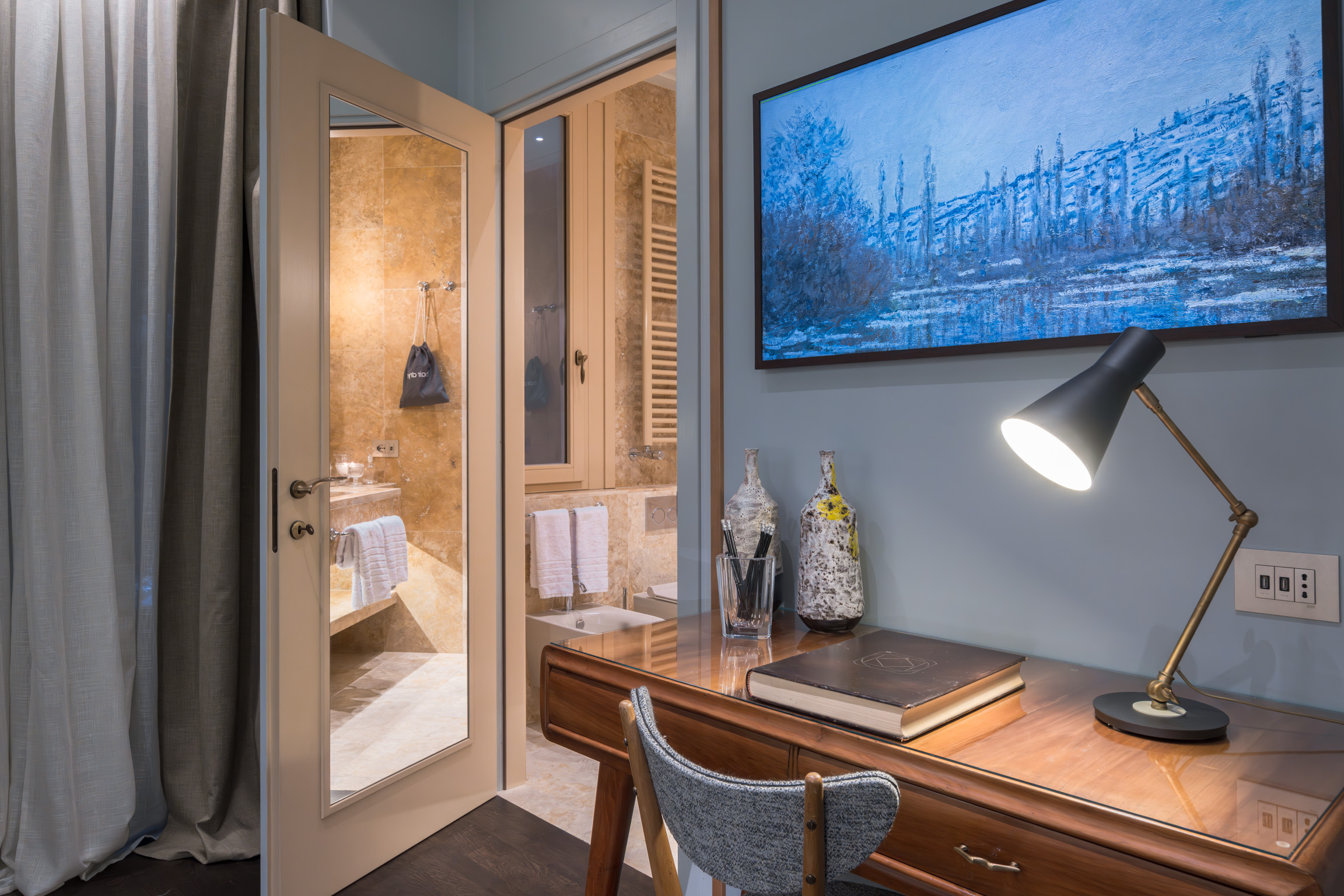 Workspace with desk and en suite bathroom in Ponte Vecchio Panorama apartment Florence